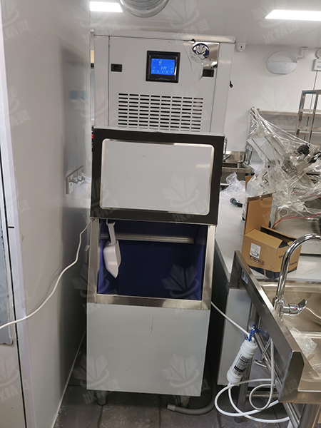 300公斤雪花制冰机交付郑州市金水区《山重浪重庆耙火锅》