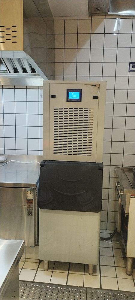 300公斤雪花制冰机交付江苏省淮安市《山重浪火锅店》