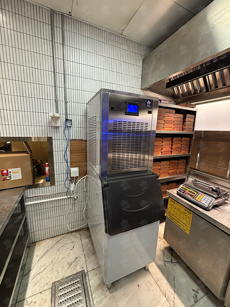 300公斤雪花制冰机交付上海市杨浦区《脆鲩鲜生火锅》